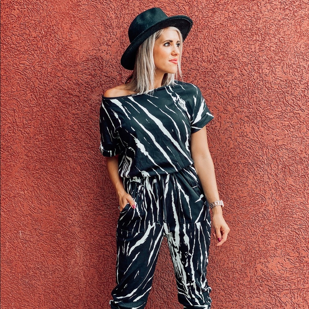 So cool! Black and White Printed Jumpsuit